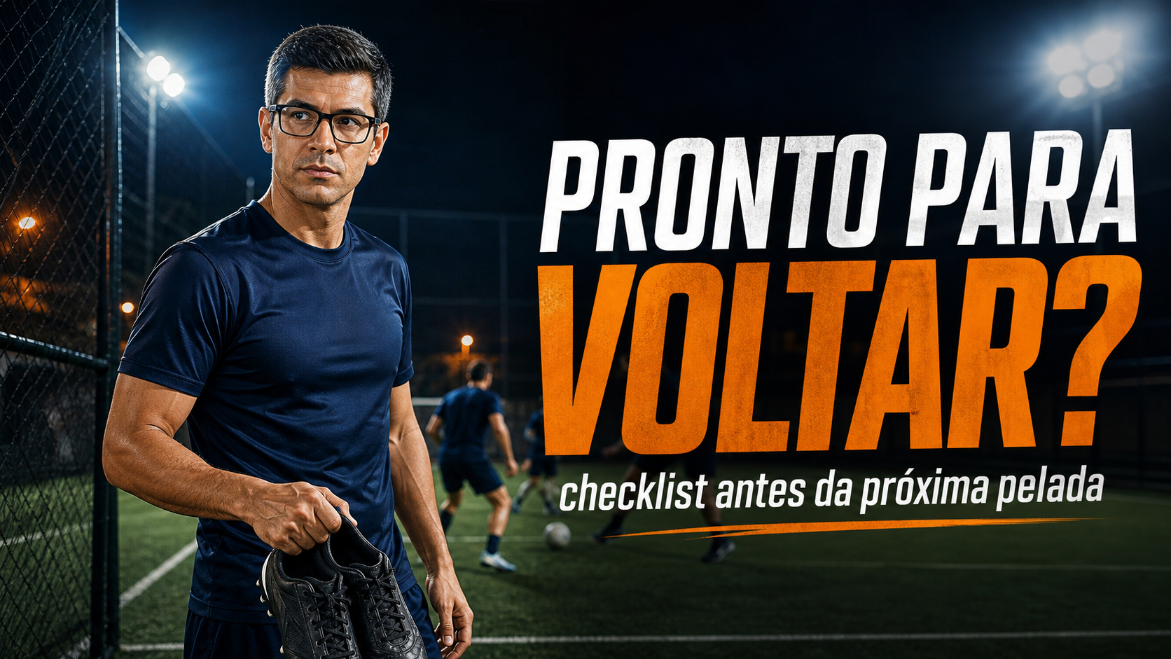 atleta amador em campo society olhando para o jogo com chuteira na mão
