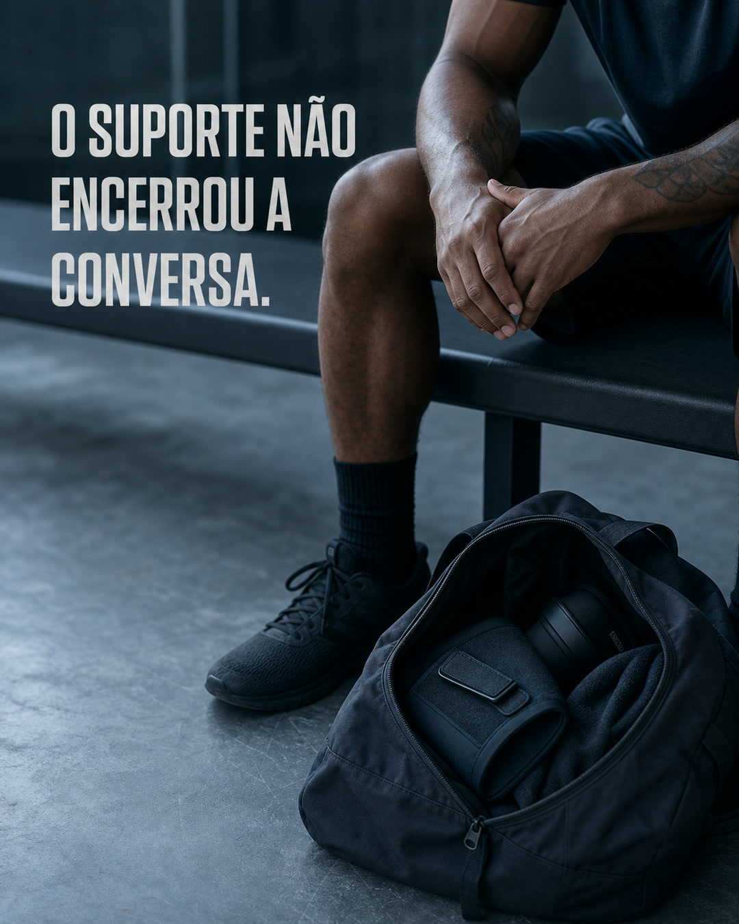 Atleta sentado após o treino observando a resposta do corpo