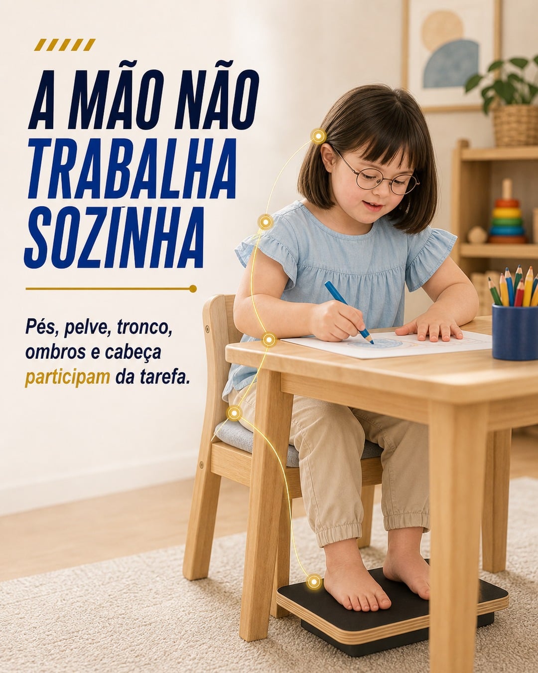 Criança em atividade de mesa, com apoio dos pés e do tronco para alcançar e explorar.